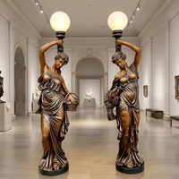Lampes en bronze patiné antique en forme de statue de jeune fille avec globes lumineux - Décoration artistique d'intérieur de luxe, sculpture en bronze