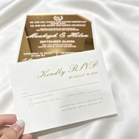 Invitation de mariage personnalisée à trois volets en acrylique doré effet miroir avec textes blancs UV, invitation de mariage pliée personnalisée avec pochette pour carte RSVP