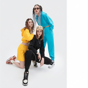 Vente en gros OEM Ensemble haut court à capuche et short de jogging pour femmes-Tailles et tissus écologiques personnalisables - Product Image 1