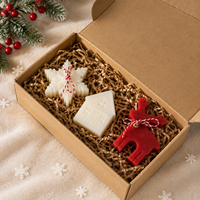 Set Regalo di Candele Profumate Natalizie 3 Pezzi in Cera di Soia: Pera Inglese, Fresia, Abete Verde, Bacche Rosse 23x12x5cm - Vendita all'Ingrosso