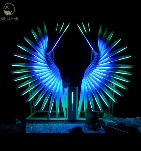 Magische Dekor-Requisiten große Engelflügel Acryl-Skulptur interaktive Prop groß weiß Freiheit beleuchtete Veranstaltungs-Requisiten zur Dekoration