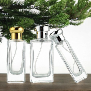 Bouteille en verre <span class=keywords><strong>de</strong></span> <span class=keywords><strong>parfum</strong></span> carrée mince personnalisée avec vaporisateur, atomiseur pressurisé à brume fine avec capuchon en or et en argent - Product Image 1