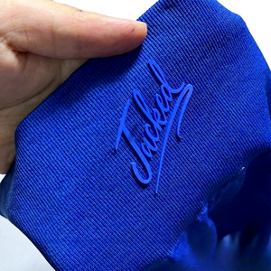 Etiqueta de Silicona 3D Personalizada al por Mayor, Parche de Goma con Logotipo Cortado con Láser por Transferencia de Calor para Camisetas, Prendas de Vestir, Logotipo en Rollo, Forma Deportiva - Product Image 1