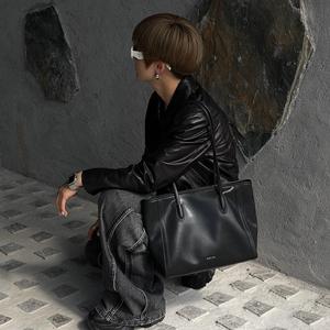 Sac à main structuré en cuir tanné végétal minimaliste 2026, avec poignée supérieure et bandoulière, pour femmes, inspiré des créateurs de luxe - Product Image 3