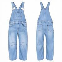 Salopette en jean bleu pâle pour femme, coupe ample et jambe large, style urbain pour le quotidien