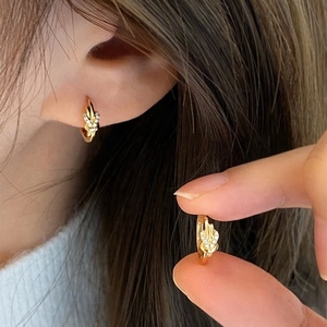 En stock – Boucles d'oreilles de luxe unisexe en argent 925 avec nœud papillon <span class=keywords><strong>pour</strong></span> femmes et hommes – Bijoux fins <span class=keywords><strong>pour</strong></span> hélix, <span class=keywords><strong>tragus</strong></span>, conque - Product Image 3