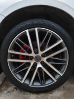 Émulsion d'huile de silicone émulsifiée premium à 60 %, matière première pour lustrant de pneus de voiture, agent d'éclaircissement du caoutchouc et du cuir OEM
