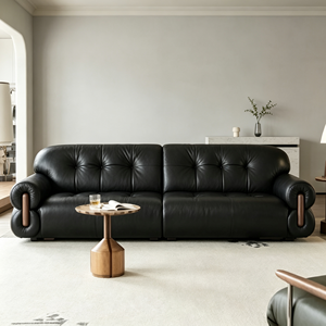 Sofá Chesterfield Moderno de Cuero Genuino Negro con Diseño Acolchado, Brazos Enrollados y Patas de Madera para Sala de Estar - Product Image 6