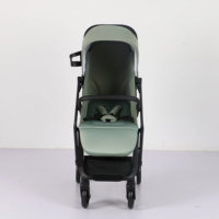 La poussette pour bébé est légère et pliable et peut s'asseoir ou s'allonger en un clic.