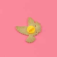 En gros, épingles en métal de dessin animé, badges en alliage minimalistes à motif colombe blanche, et broches amusantes et mignonnes en forme d'oiseau pour la paix et l'amour