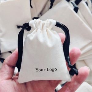 Sac anti-poussière en coton de couleur naturelle à prix avantageux, pochette d'emballage cadeau écologique pour bijoux avec ruban noir - Product Image 3