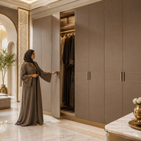 Dressing sur mesure de luxe avec portes battantes en verre teinté, du sol au plafond, pour chambre de villa