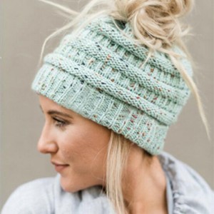 หมวกถักแบบคลาสสิกสำหรับผู้หญิงใส่สบายหมวกถักแบบยืดหยุ่นแฟชั่นฤดูหนาวโลโก้ได้ตามต้องการ - Product Image 1