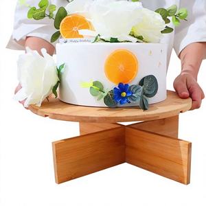 Support à gâteau rond de luxe en bambou écologique avec design peint à la main pour les mariages et les fêtes d'anniversaire - Product Image 1