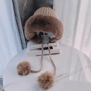 Chapeau tricoté d'hiver pour femmes avec cache-oreilles en fausse fourrure et pompons, bonnet de ski chaud et coupe-vent pour adultes - Product Image 4