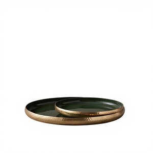 Plateau de service rond moderne en métal émaillé vert avec bordure dorée martelée – Décoration esthétique pour la maison, centre de table, articles de vaisselle - Product Image 1