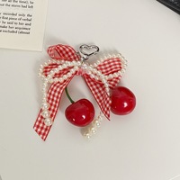 Porte-clés en dentelle avec nœud, perles, fraises et cerises, style coréen, fait main, mignon, féminin, breloque de sac pour femmes, décoration pour sac à main et sac à dos