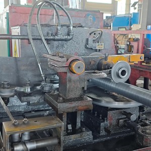 La machine à tubes à ailettes en spirale permet aux utilisateurs de personnaliser les dimensions des ailettes grâce à des commandes de hauteur et de pas réglables. - Product Image 3