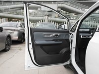 Aion Y Plus, berline électrique au style élégant, équipée de connectivité intelligente, système audio haut de gamme, aménagement des sièges confortable