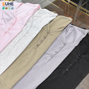 T-shirt Henley pour femme, coupe ajustée, col en V, manches courtes, 92% coton, 8% élasthanne, style vintage, personnalisable SUHE OEM. - Product Image 5