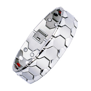 Bracelet magnétique à motif hexagonal pour hommes |   Bracelet énergétique en acier inoxydable plaqué or PVD |   Bijoux de sport de football - Product Image 4