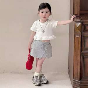 ชุดเสื้อยืดแขนสั้นลายดอกไม้และกระโปรงลำลองสำหรับเด็กผู้หญิงวัยเตาะแตะ สไตล์ใหม่ประจำฤดูร้อนปี 2026 ชุดเสื้อผ้า 2 ชิ้น - Product Image 5