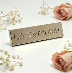Etiquetas Metálicas Personalizadas al por Mayor con Grabado en Relieve, Placas de Metal de Aleación de Zinc Niqueladas con Esmalte para Bolsos - Product Image 1