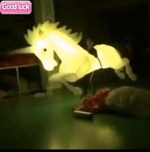 Hot Selling Buntes aufblasbares Pferde kostüm Maßge schneiderte Mode Weiße LED-Beleuchtung Aufblasbares Pferd für Karnevals leistung - Product Image 1