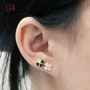 Pendientes de Trébol de Cuatro Hojas Modernos y Sencillos con Circonita Cúbica y Estilo de Oro Real de 18K para Regalos de Fiesta de Compromiso para Mujer - Product Image 2