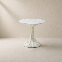 Table d'appoint moderne en marbre artificiel au design bio-phile tendance 2026, sculpturale, blanc mat, style tronc d'arbre, pour salon et chambre