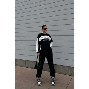 Ensemble de costume noir pour femme avec imprimé sur le devant - Product Image 3