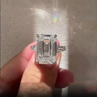 Bague personnalisée en or massif 14K 18K avec trois pierres taille émeraude, diamant de laboratoire avec accents en T, OEM ODM pour bijoutiers et détaillants