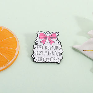 Pin de Esmalte Muy Discreto y Atento, Broche con Lazo Rosa Bonito, Pin de Solapa con Frase Divertida, Joyería, Regalo para Amigos y Fans - Product Image 2