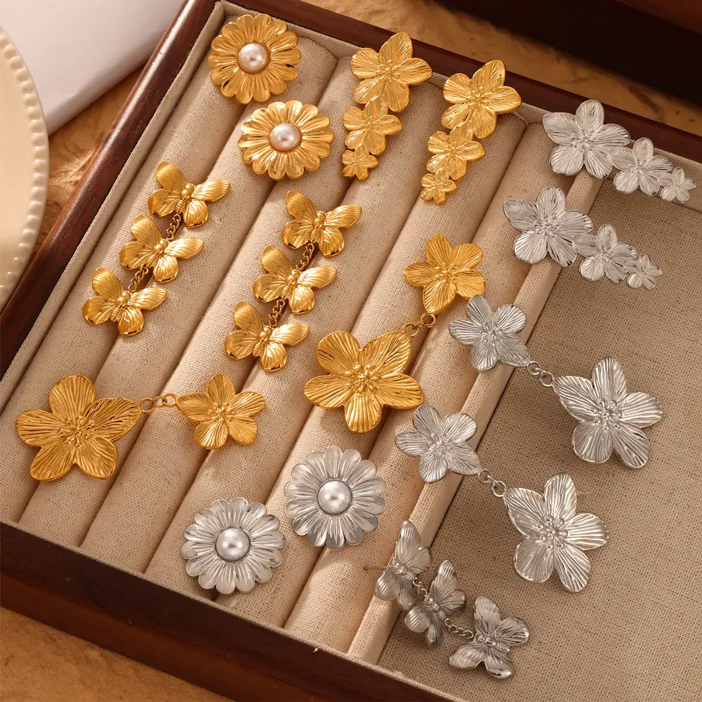 Brincos de aço inoxidável banhados a ouro com pingente de flor de borboleta com desenho de textura geométrica personalizados para mulheres