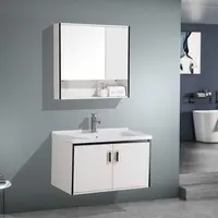 Современная ванная комната с раковиной и зеркальным шкафом