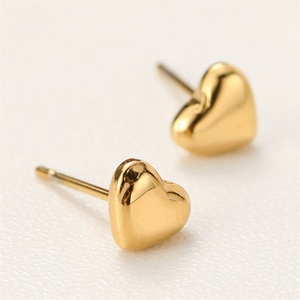 ต่างหูแบบติดหูสแตนเลสสตีลรูปหัวใจสีทองราคาส่งถูกแบบกำหนดเองได้ - Product Image 1