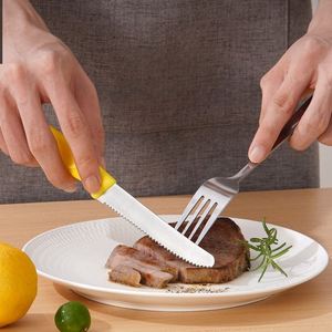 Lot de 12 couteaux à steak à bord dentelé, manches ergonomiques en plastique, pour une coupe efficace de la viande, couteaux de table pour la maison et la restauration - Product Image 3