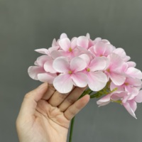 Vente en gros de boules d'hortensias artificielles Monet à 72 pétales, 67 cm, aspect soie, orange clair, pour la décoration de mariage, de la maison et des vases