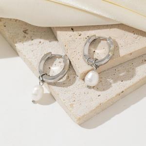 ต่างหูห่วงสแตนเลสรูปทรงเรขาคณิตสีเงินกันน้ำสไตล์ผู้หญิงที่สง่างามต่างหูห่วงมุก - Product Image 5