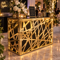 Table de présentation de gâteaux de mariage avec comptoir éclairé par LED et surface noire brillante pour la décoration de la station de desserts des banquets d'hôtel