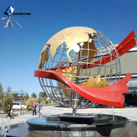 Pièce maîtresse World Globe-Grand art terrestre en fibre de verre pour les atriums d'entreprise et les complexes de luxe (Gold & Blue Earth, base personnalisée)