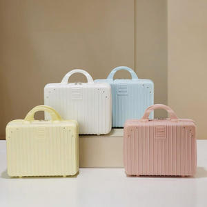 Trousse à cosmétiques carrée rétro, sac de voyage léger, poche zippée, couleur unie, design à rivets, pour les voyages de loisirs, hiver 2023 - Product Image 1