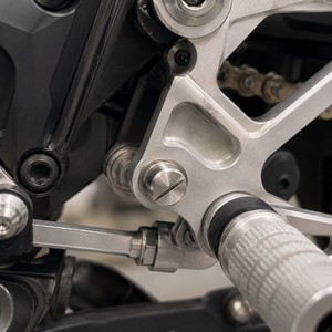 Vis à épaule étagée en acier inoxydable usinée CNC OEM de haute qualité, conception à fente de précision, passivation - Product Image 5