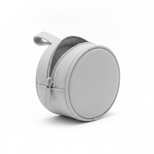 Estuche para Auriculares Mini Redondo de Tyvek 10x6cm con Cierre y Asa, Logotipo Personalizado Serigrafiado, Accesorio Tecnológico Pequeño, Pedido al por Mayor - Product Image 3