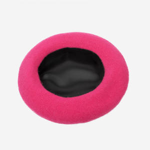 قبعة صوف شتوية مبطنة بالساتان مخصصة مطرزة بشعار أنيق للنساء - Product Image 3