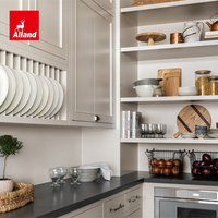 Armoires de cuisine Alland personnalisées en chêne blanc massif, avec panneaux Shaker encastrés à bordure perlée et îlot central