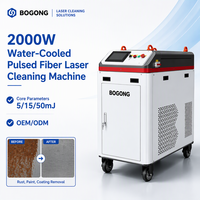 Machine de nettoyage au laser à fibre pulsée 2000W, système de décapage de la rouille et de la peinture haute puissance pour surfaces métalliques de l'industrie lourde