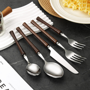 <span class=keywords><strong>Set</strong></span> di posate occidentali a forma di cintura in acciaio inossidabile 304, <span class=keywords><strong>set</strong></span> di posate per <span class=keywords><strong>bistecca</strong></span> con coltello, forchetta e cucchiaio con manico in legno lucido a forma di ala di pollo - Product Image 4