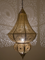 Lampe suspendue marocaine avec motifs complexes entourés de découpes délicates à effet de vigne, lustre parfait pour la décoration
