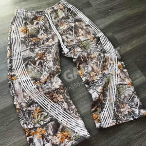 Pantalon de survêtement ample à rayures et logo personnalisé, coupe droite, imprimé camouflage Real Tree, style baggy empilé - Product Image 6
